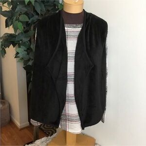 Wallflower long sleeve tee and black vest Woman’s size XL  2 piece set